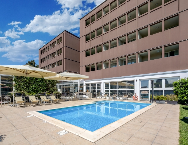 The BW Plus Hotel Farnese proposes an outdoor pool
